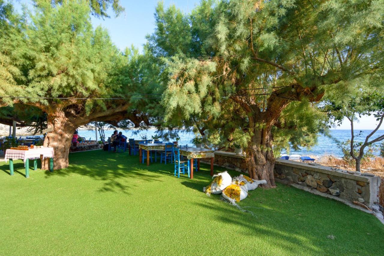 Taverna Akrogiali لوترون المظهر الخارجي الصورة