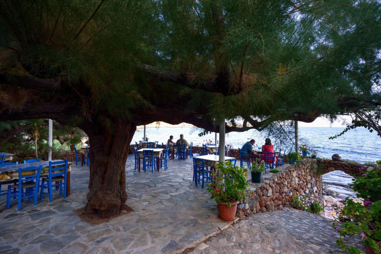 Taverna Akrogiali لوترون المظهر الخارجي الصورة